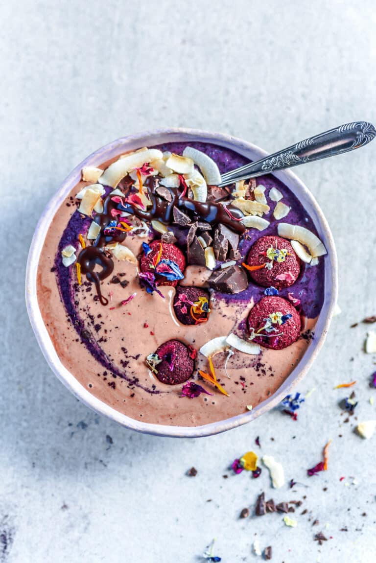 Oppskrift på Smoothie Bowl med bærpulver og sjokolade STAY NOURISHED