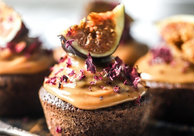Blueberry-Cupcakes-With-Peanut-Butter-Frosting Blåbærmuffins med glasur av peanøttsmør